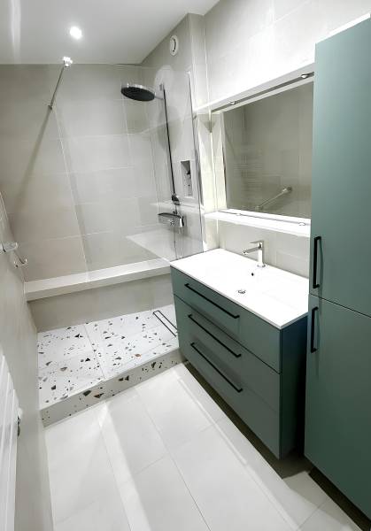Rénovation complète de salle de bain clé en main à Genas avec IRIS de chez Point P avec carrelage Sanijura et plomberie inclus près de Lyon