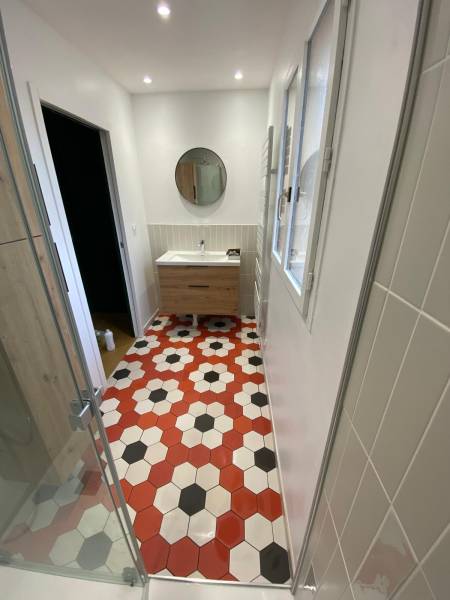 salle de bain carreaux décor fleuri