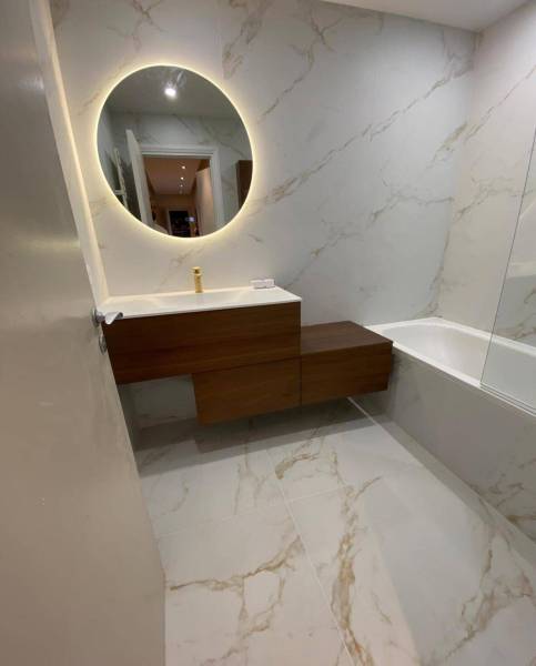 Carreleur à Genas (69740) : rénovation salle de bain complète avec pose de carrelage, joints ultra-fins et mobilier design