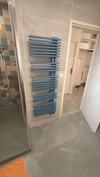 Salle de bain complète à Jonage : carrelage 30x60 et installation sanitaire
