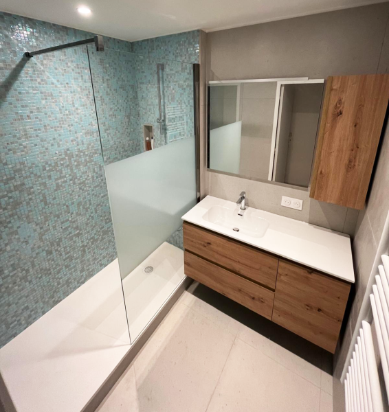 Rénovation complète de salle de bain et WC suspendu à Lyon/ Villeurbanne avec pose de carrelage mosaïque Richardson, plomberie avec pour une pose de receveur de douche