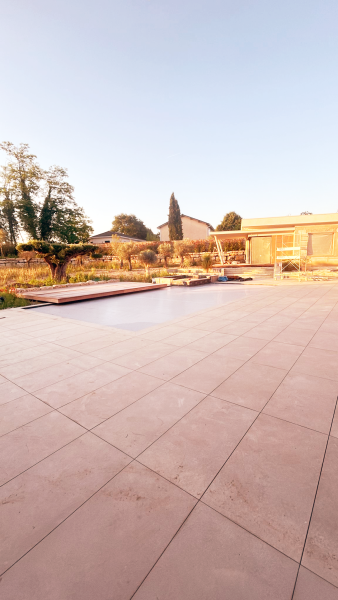Pourquoi et comment rénover sa terrasse en grès cérame avec la pose de carrelage sur plots sur Lyon ?