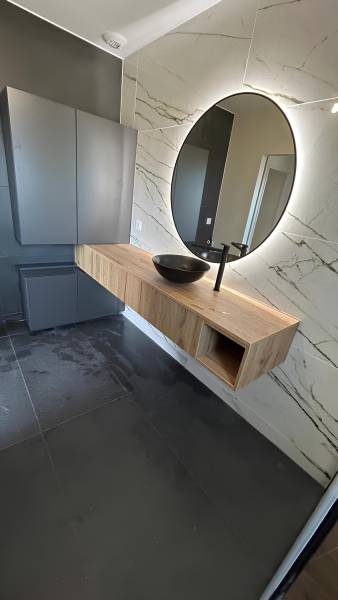 Réalisation de salle de bain avec douche italienne à Genas Carrelage effet bois et carrelage effet marbre blanc chez Plattard Lyon